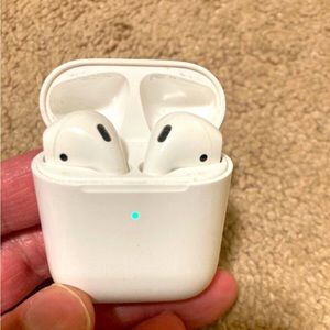 Apple AirPods (2nd Generation) With Earphone Earbuds Charging Station Like New